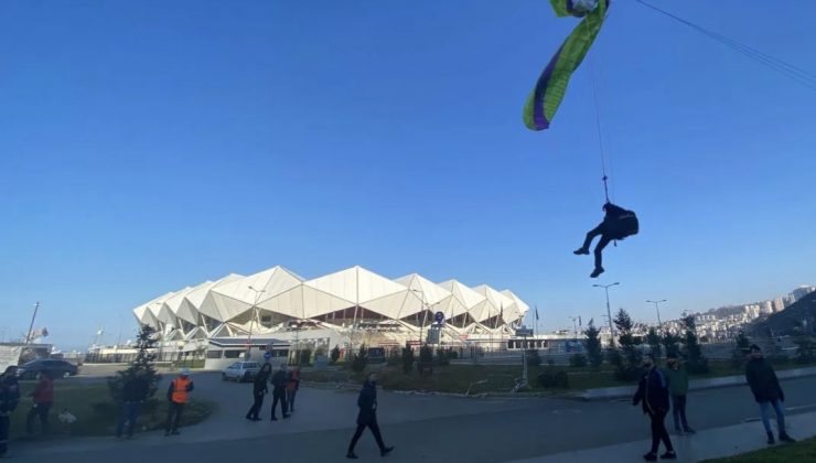 Trabzon’da yamaç paraşütü yaparken tellerde asılı kaldı..