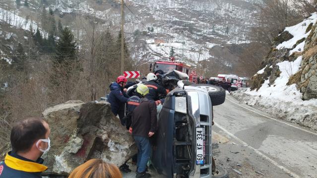 Trabzon’da kamyonetin üzerine kaya düşmesi sonucu 4 kişi öldü (2)