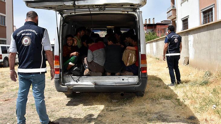 Polisten kaçtığı 10 kişilik minibüsünden 20 kaçak göçmen çıktı