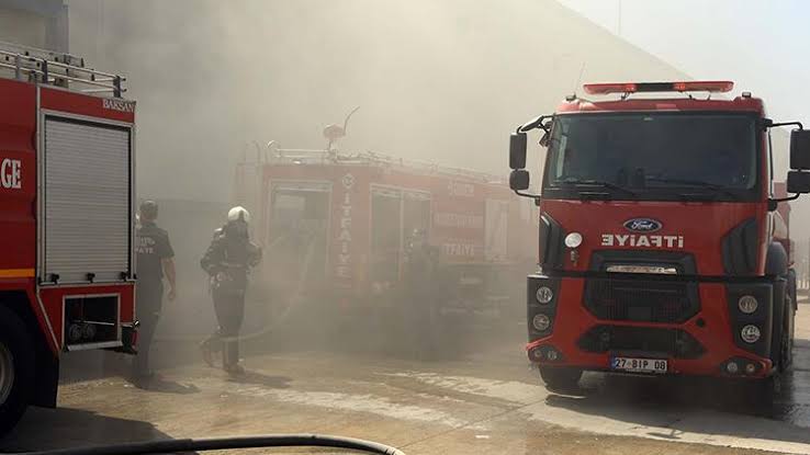 Gaziantep’te halı fabrikasında yangın; 5 işçi dumandan etkilendi..