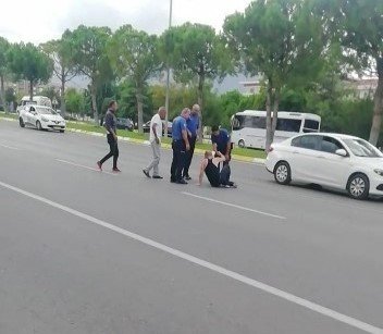 Akan Trafikte Yola Yatan Avukat, Kendisine Yardım Etmek İsteyen Kadına Dehşeti Yaşattı..