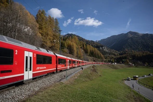 İsviçre’de dünyanın en uzun yolcu treni sefer yaptı..